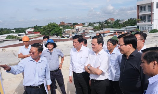 Phó Thủ tướng Trần Lưu Quang nghe đại diện Ban quản lý dự án ODA TP Cần Thơ báo cáo tiến độ xây dựng cầu Trần Hoàng Na bắc qua sông Cần Thơ. Ảnh: Phong Linh