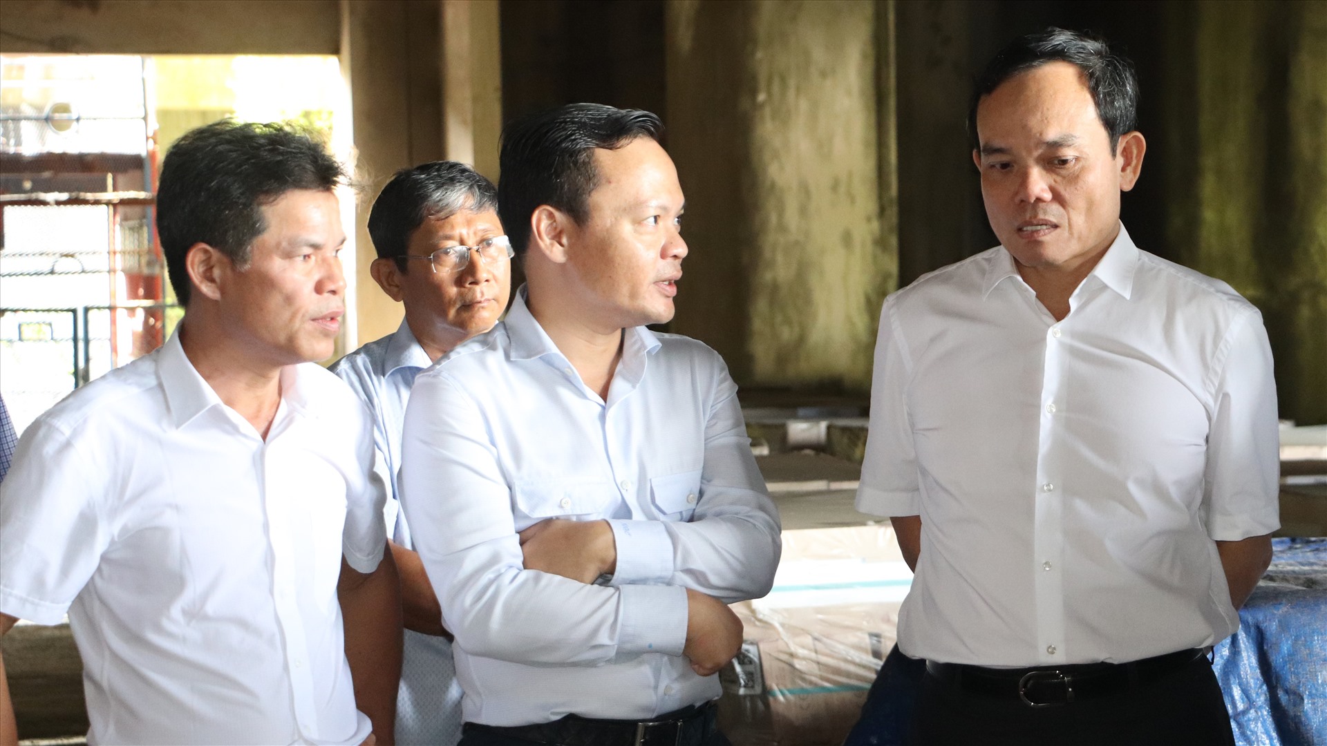 Phó Thủ tướng Trần Lưu Quang (bìa phải) kiểm tra dự án xây dựng Bệnh viện Ung bướu TP Cần Thơ, quy mô 500 giường. Ảnh: Phong Linh