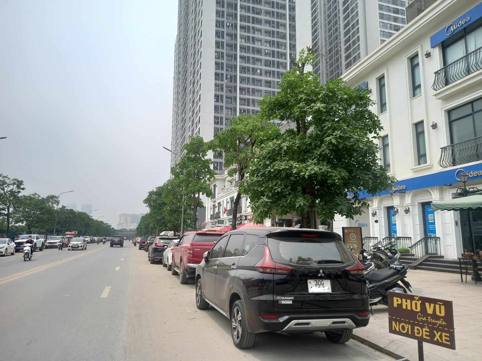 Chủ phương tiện giao ôtô cho bảo vệ cất cần xác minh người này có giấy phép lái xe không. Ảnh: Xuyên Đông