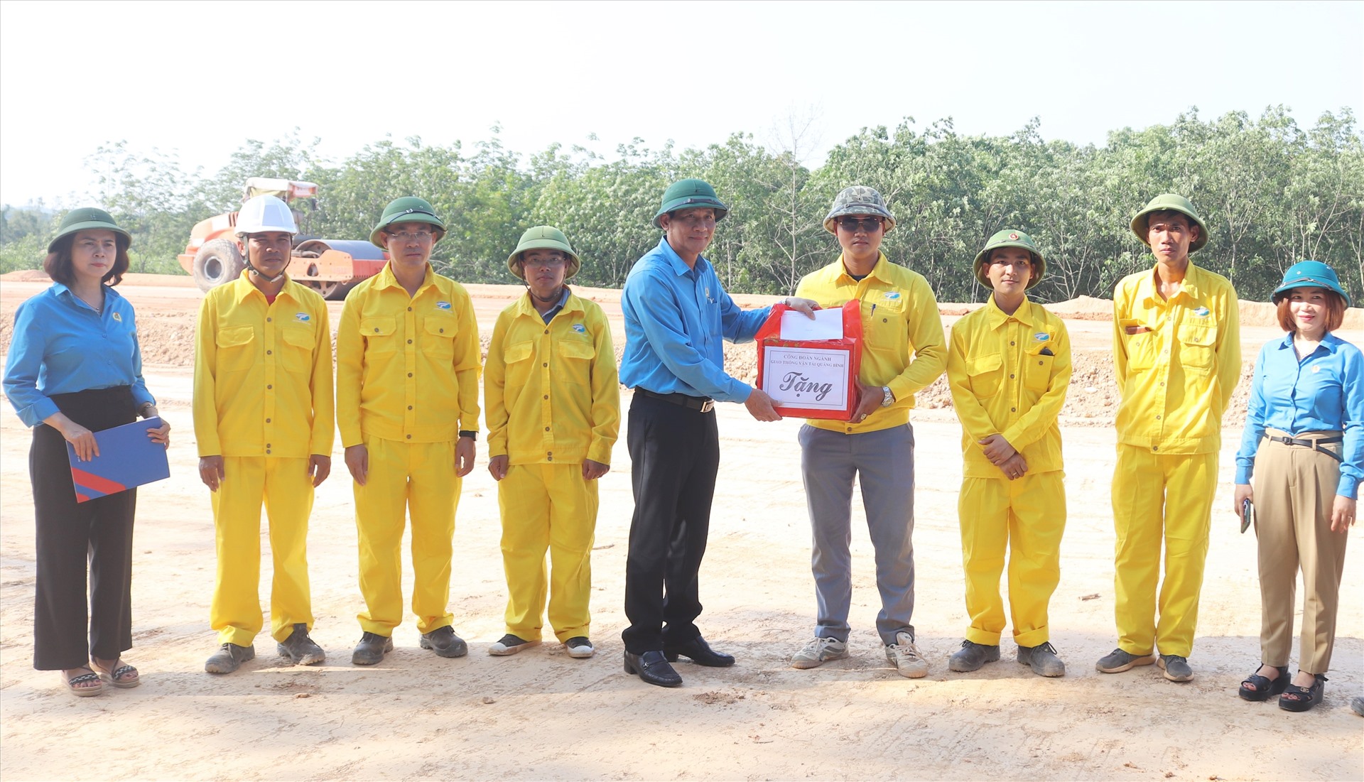 Lãnh đạo Công đoàn Ngành GTVT Quảng Bình trao quà động viên người lao động trên công trình. Ảnh: Lê Phi Long