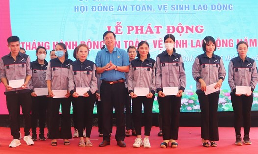 Chủ tịch LĐLĐ Quảng Bình Phạm Tiến Nam trao quà cho người lao động có hoàn cảnh khó khăn. Ảnh: Lê Phi Long
