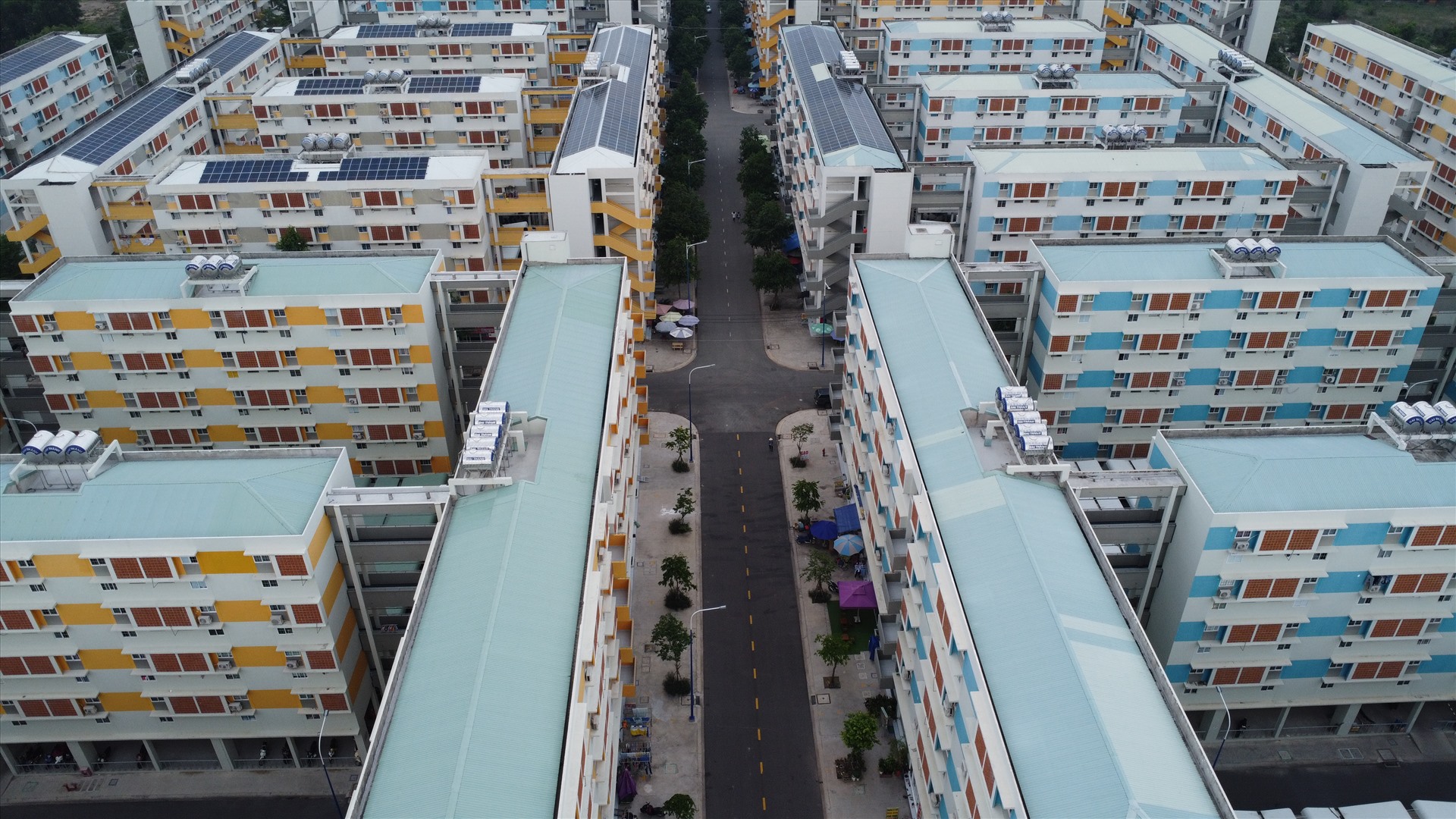 Từ quản lý xây dựng cho tới quản lý vận hành nhà ở xã hội Becamex Định Hòa đều có nhiều cải thiện so với giai đoạn trước. Kiến trúc các căn nhà đẹp và thông thoáng hơn. Nơi sinh hoạt cộng đồng, đường giao thông nội bộ rộng rãi hơn, được kết nối với các khu công nghiệp và khu dân cư, đô thị lân cận.