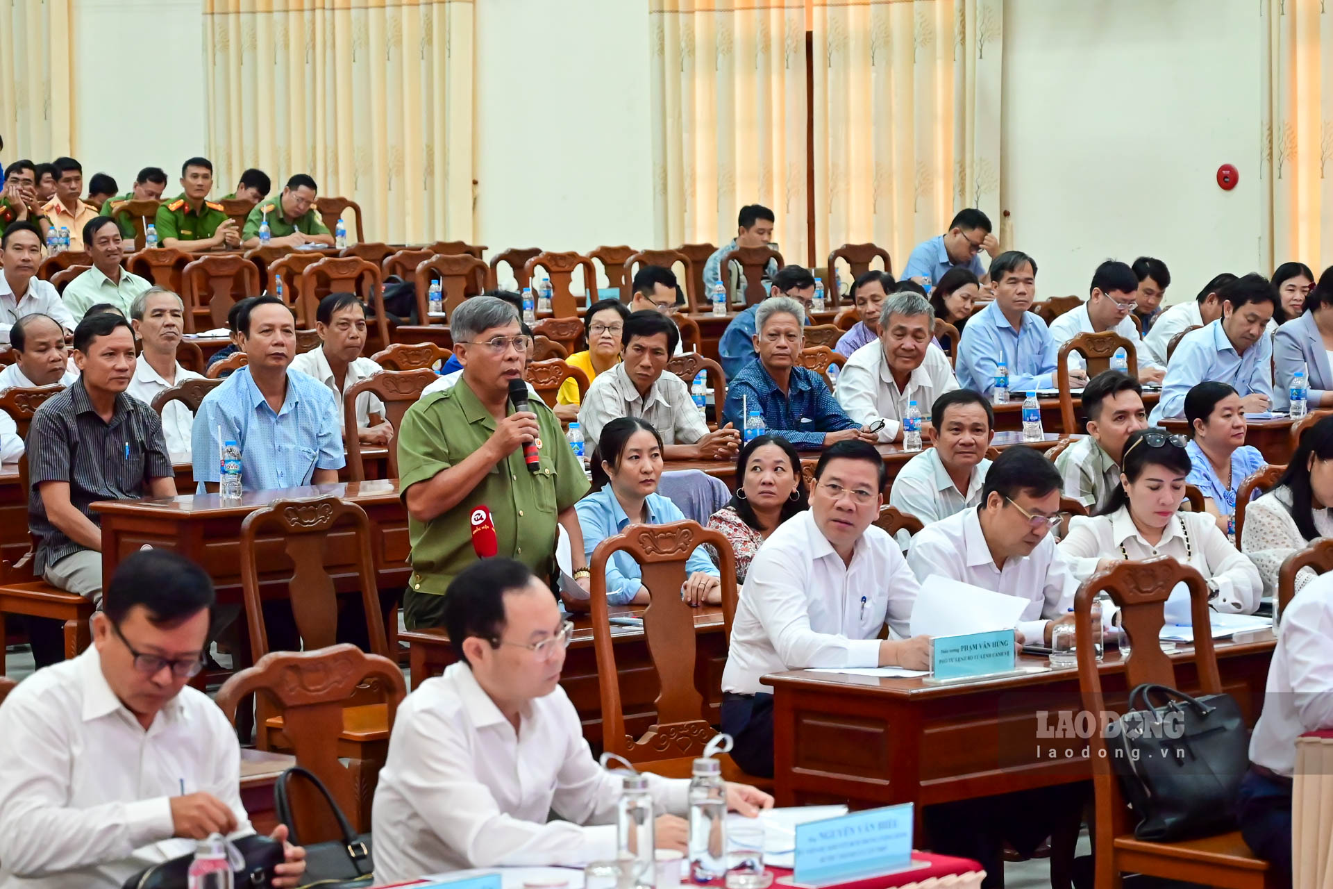 Cử tri quận Ninh Kiều nêu ý kiến với Thủ tưởng và Đoàn Đại biểu Quốc hội TP Cần Thơ. Ảnh: Đạt Phan