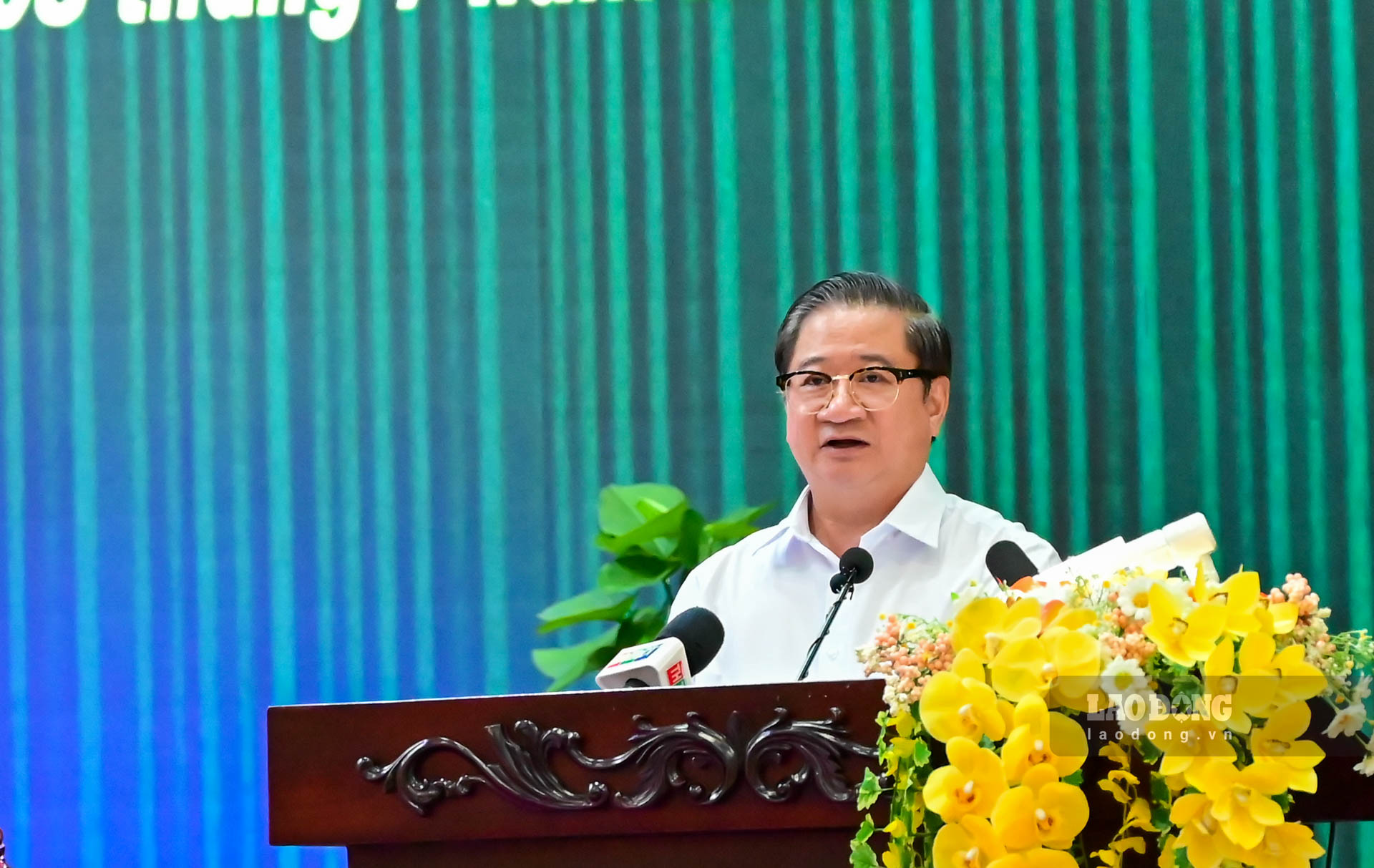 Chủ tịch UBND TP Cần Thơ Trần Việt Trường thông tin các vấn đề cử tri kiến nghị. Ảnh: Đạt Phan