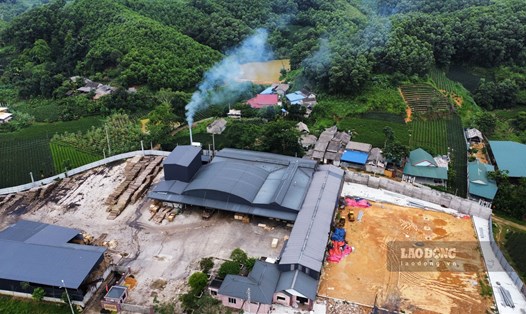 Xưởng chế biến gỗ của Công ty Hưng Thịnh tại xóm Đồng Danh (Tức Tranh, Phú Lương, Thái Nguyên) nằm sát vách hàng chục hộ dân và bị phản ánh gây ô nhiễm môi trường suốt thời gian qua. Ảnh: Nguyễn Tùng