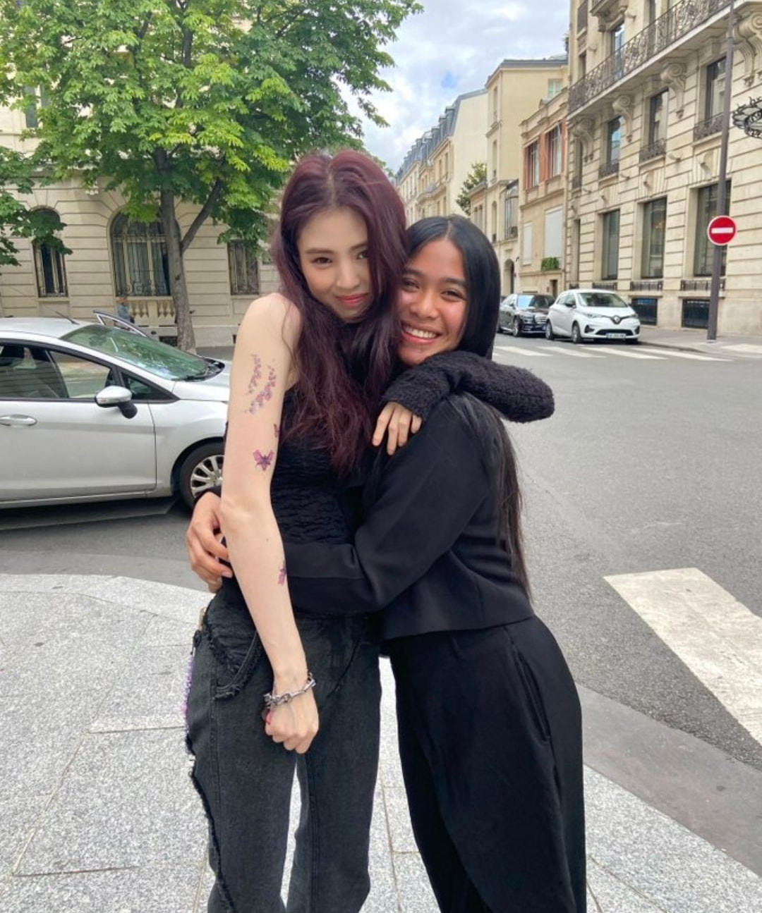 Fan nữ chụp ảnh cùng Han So Hee tại Paris. Ảnh: Instagram