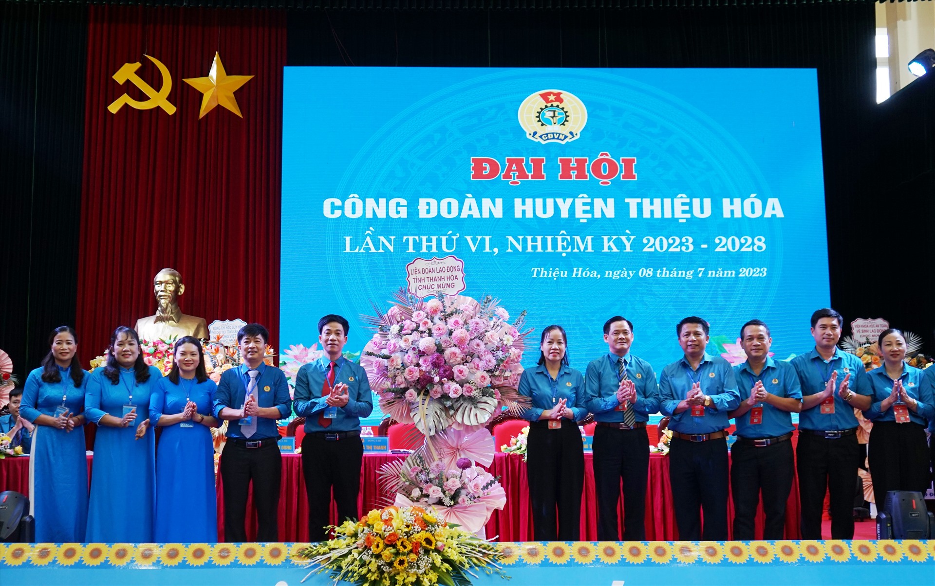 Đại diện lãnh đạo Tổng LĐLĐ Việt Nam và LĐLĐ tỉnh Thanh Hóa tặng hoa chúc mừng đại hội. Ảnh: Quách Du