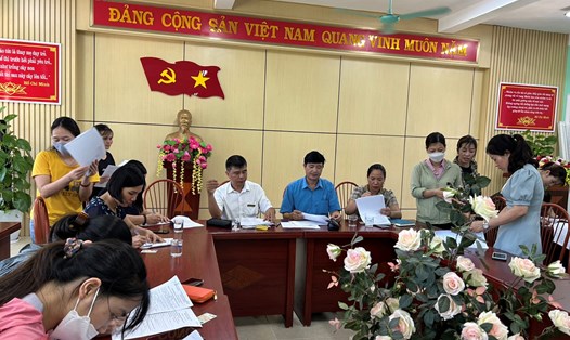 Cán bộ Quỹ trợ hướng dẫn đoàn viên, người lao động
huyện Quốc Oai làm thủ tục vay vốn. Ảnh: Quang Bảy
