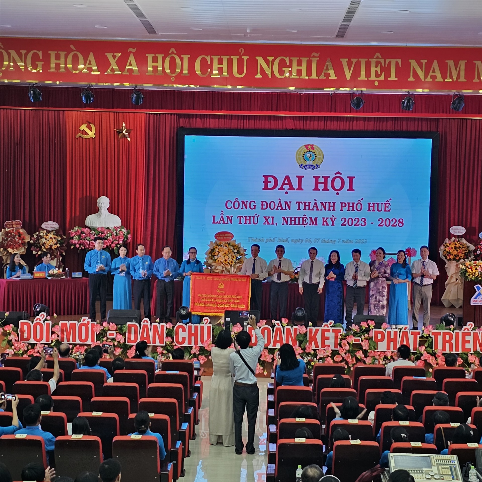 Tại Đại hội, các đồng chí Lãnh đạo Thành phố cũng đã trao bức trướng của Thành ủy – HĐND – UBND – UBMTTQ Việt Nam Thành phố tặng cán bộ, công nhân viên chức lao động thành phố.