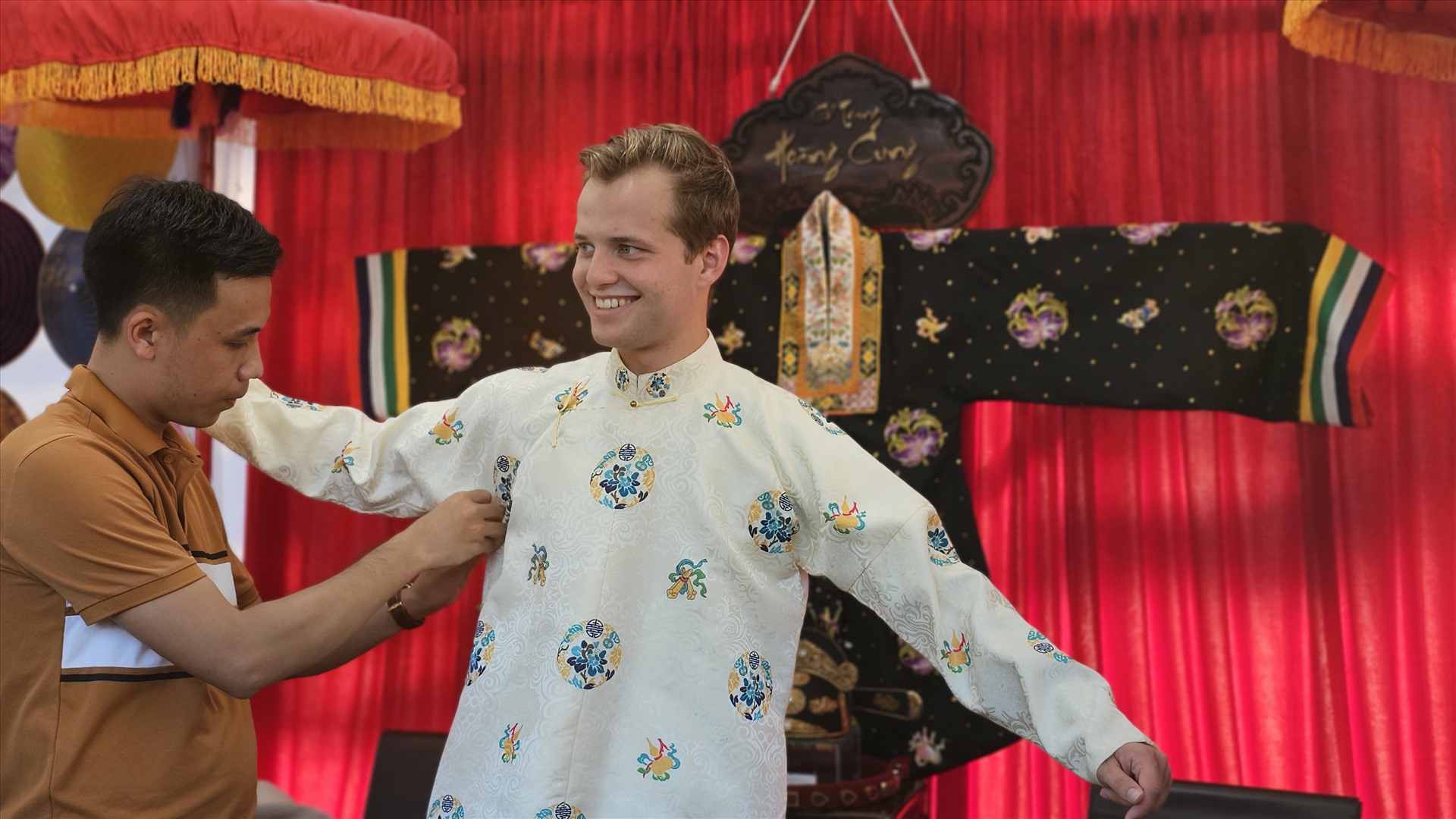  Nhiều du khách nước ngoài tỏ ra thích thú khi mặc lên mình tà áo dài truyền thống của Việt Nam. 