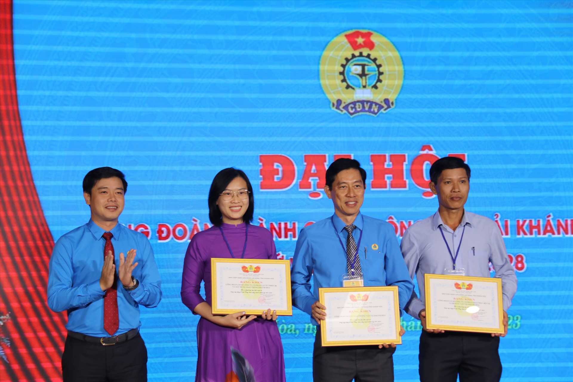 Lãnh đạo LĐLĐ tỉnh Khánh Hòa tặng bằng khen cho các tập thể có thành tích xuất sắc trong nhiệm kì 2018-2023. Ảnh: Phương Linh
