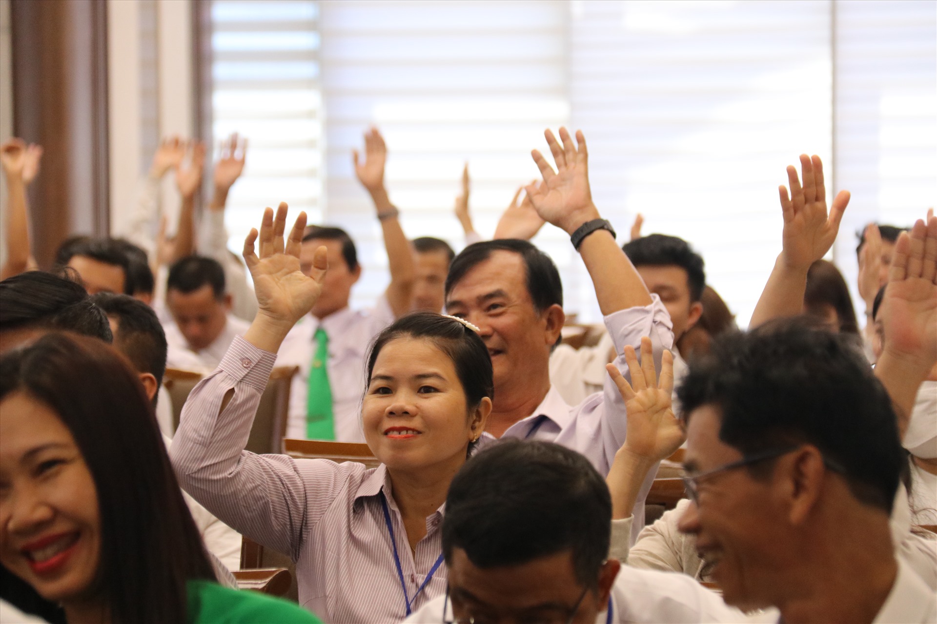 Các đại biểu tham dự thống nhất thông qua Nghị quyết đại hội VIII Công đoàn Ngành GTVT Khánh Hòa nhiệm kì mới. Ảnh: Phương Linh