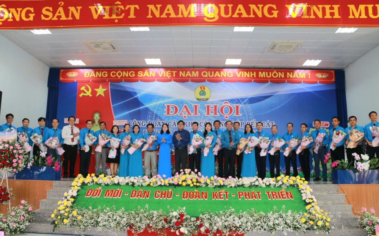 LĐLĐ tỉnh tặng hoa chúc mừng BCH Công đoàn các KCN Bến Cát nhiệm kỳ III. Ảnh: Hoàng Trung