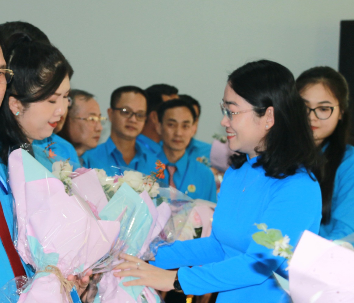 Bà Nguyễn Kim Loan -  Chủ tịch LĐLĐ tỉnh Bình Dương tặng hoa chúc mừng các thành viên BCH Công đoàn các KCN Bến Cát nhiệm kỳ mới. Ảnh: Hoàng Trung