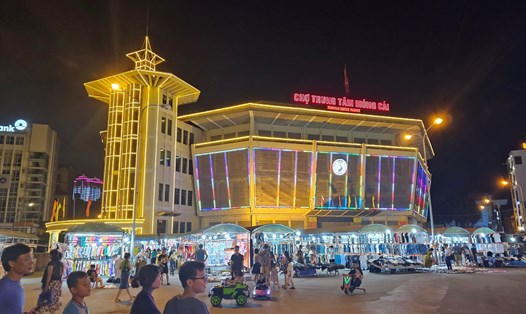 Chợ đêm thành phố Móng Cái thu hút du khách dịp cuối tuần. Ảnh: Đoàn Hưng
