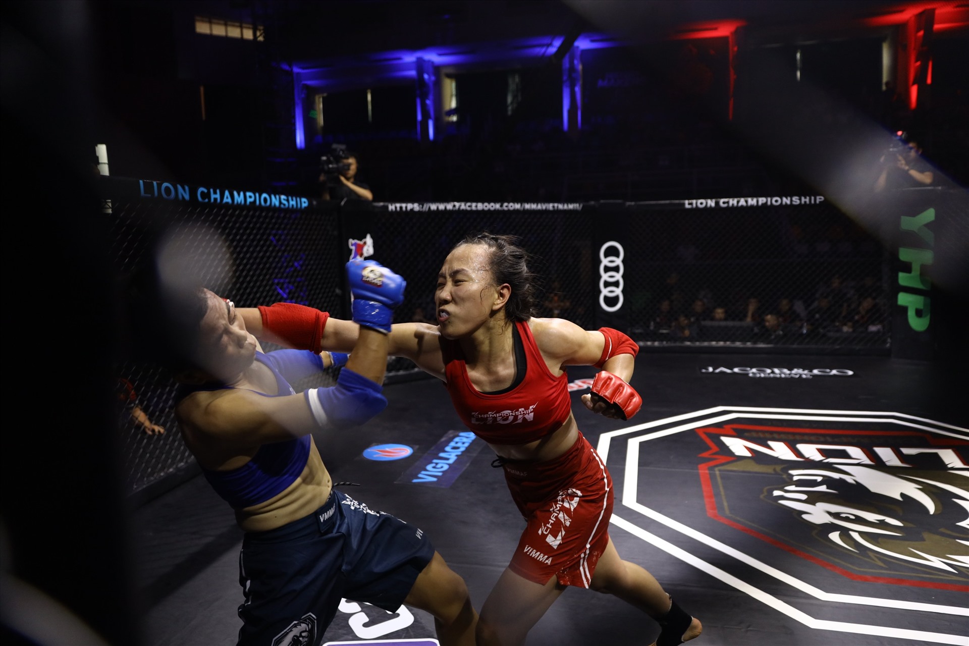 Nguyễn Thị Hương (đỏ) giành chiến thắng bằng tính điểm trước Trần Thanh Phương Ngân ở hạng cân 65kg nữ. Ảnh: MMA Việt Nam