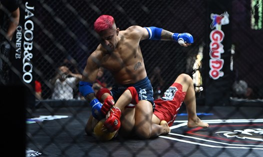 Felipe Ventzki Negochadle (đỏ) thắng knock-out kĩ thuật Nguyễn Phương Nam ở hạng cân 65kg nam. Ảnh: MMA Việt Nam