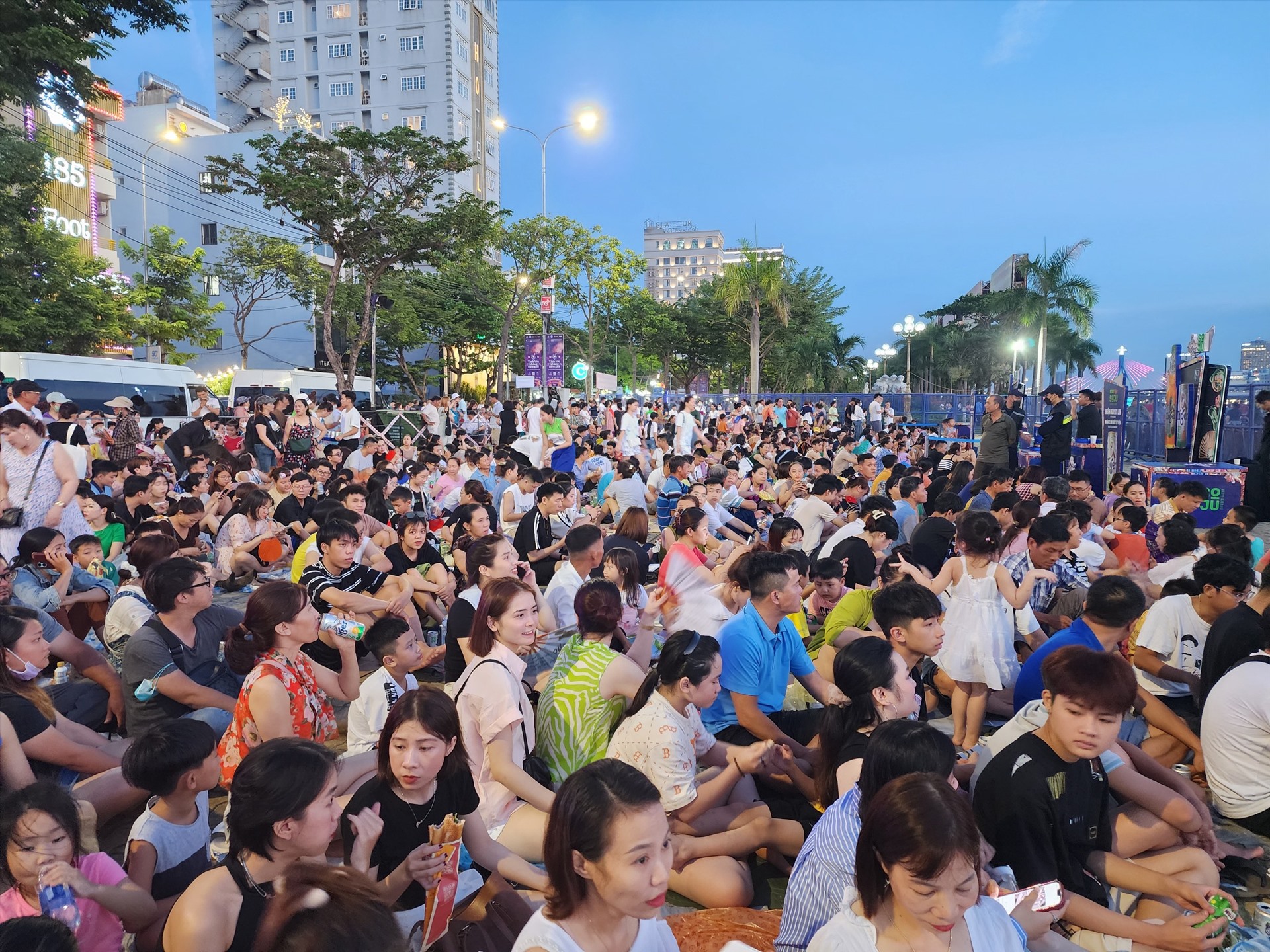 Hàng nghìn người dân đổ ra đường chờ đợi xem chung kết pháo hoa. Ảnh: Thuỳ Trang