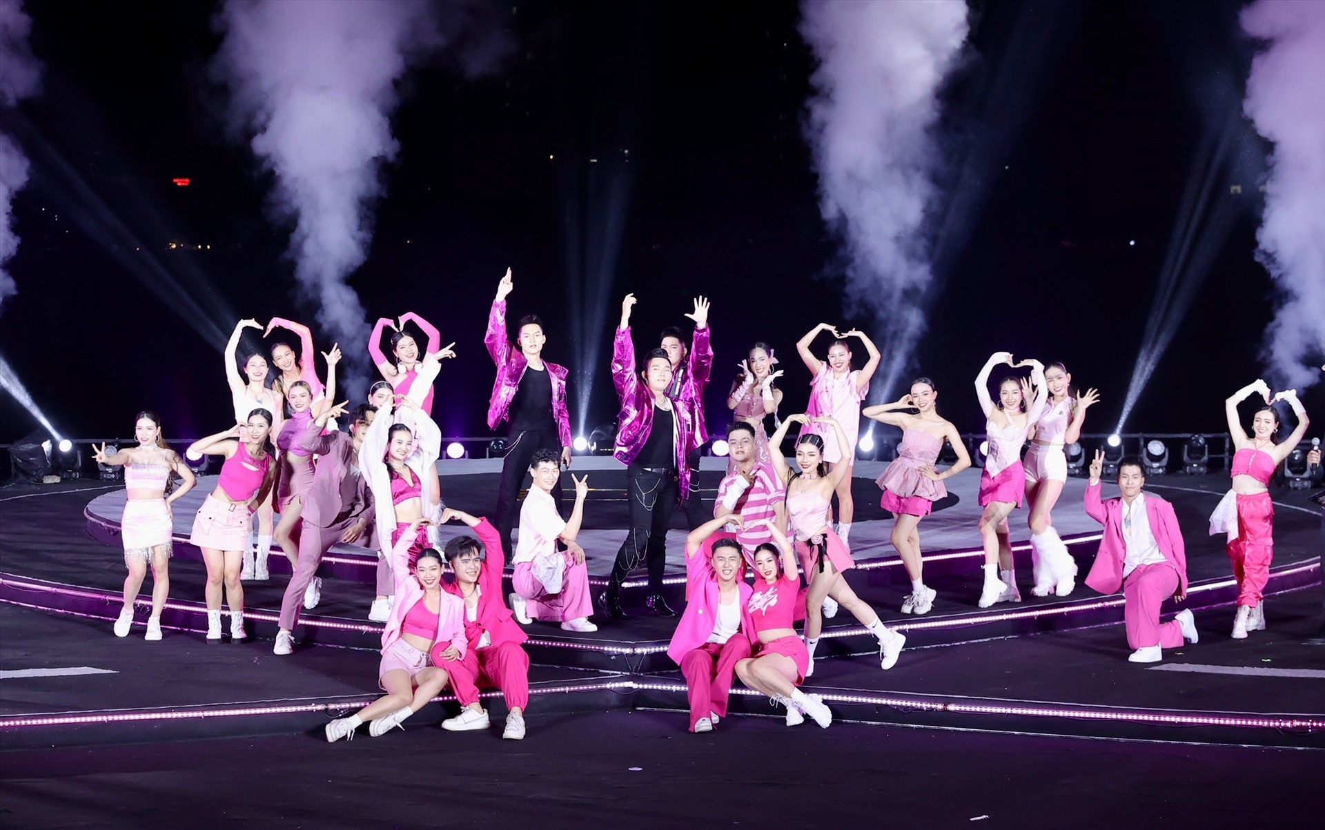 Sân khấu của đêm chung kết Lễ hội pháo hoa quốc tế Đà Nẵng - DIFF 2023 sẽ diễn ra với sự góp mặt của nhiều ca sĩ nổi tiếng. Ảnh: Ban tổ chức