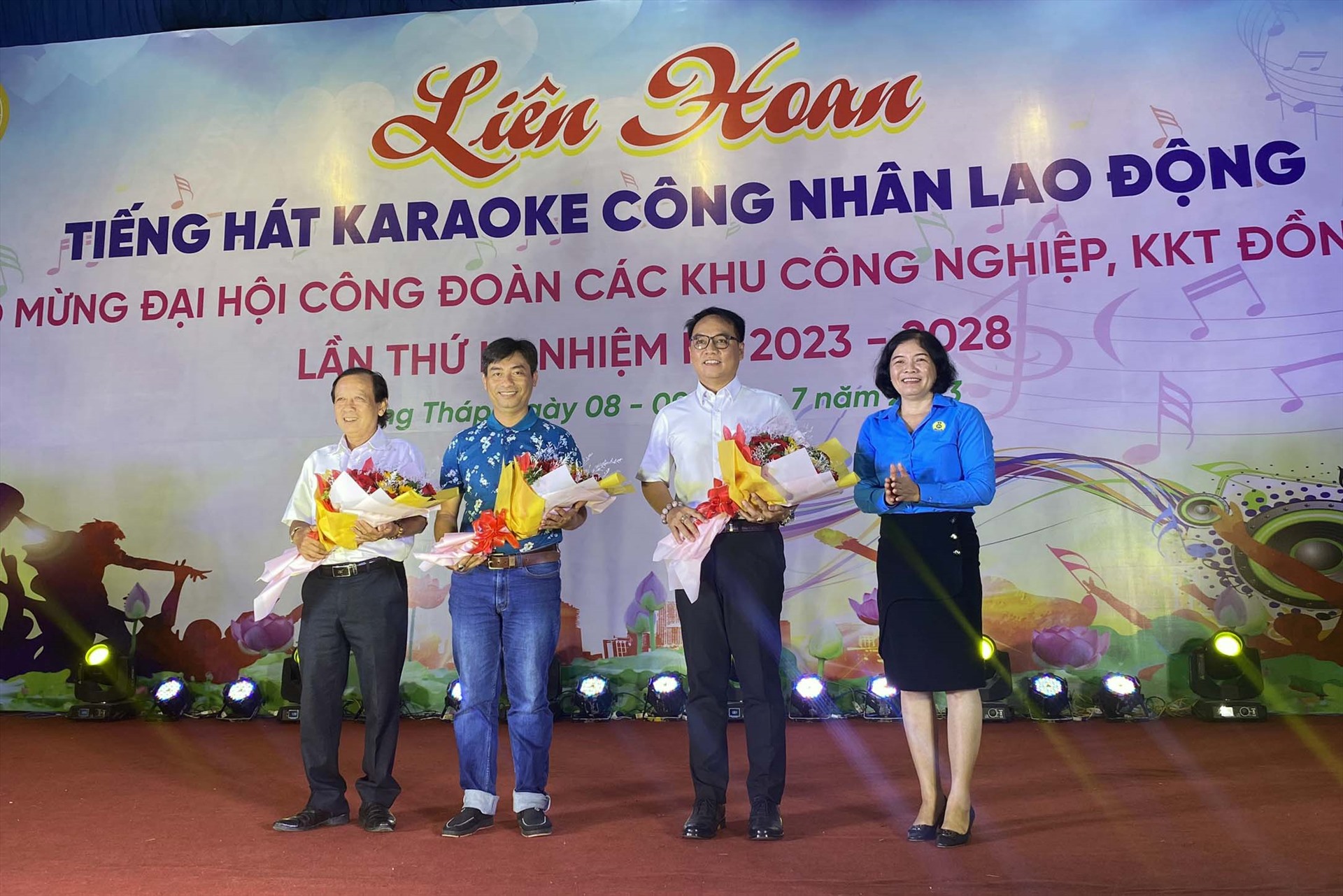Chủ tịch Công đoàn các khu công nghiệp, khu kinh tế tặng hoa cho ban giám khảo Liên hoan tiếng hát Karaoke chào mừng Đại hội Công đoàn các khu công nghiệp, khu kinh tế Đồng Tháp. Ảnh: Thanh Nhàn