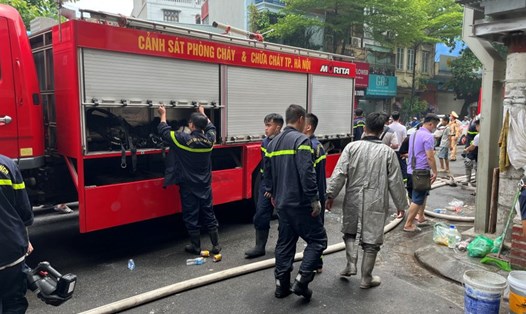  Xe cứu hỏa làm nhiệm vụ trong vụ cháy xảy ra tại Hà Nội ngày 8.7 khiến 3 người tử vong. Ảnh: Phạm Đông
