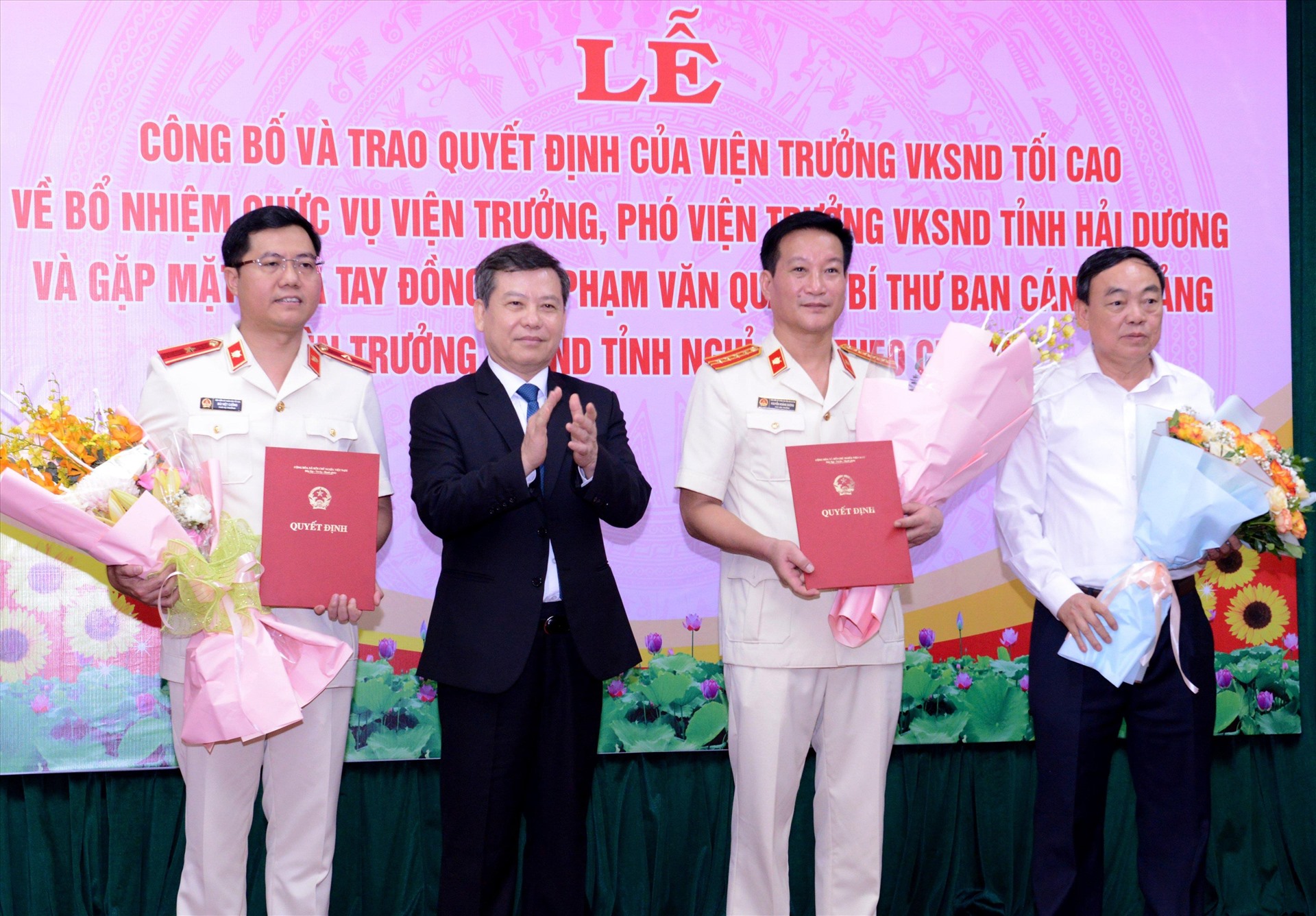 Viện trưởng Viện KSND Tối cao Lê Minh Trí trao quyết định bổ nhiệm cho Phó Viện trưởng (đầu tiên bên trái), Viện trưởng Viện KSND tỉnh Hải Dương (thứ ba từ trái qua). Ảnh: Viện KSND tỉnh Hải Dương