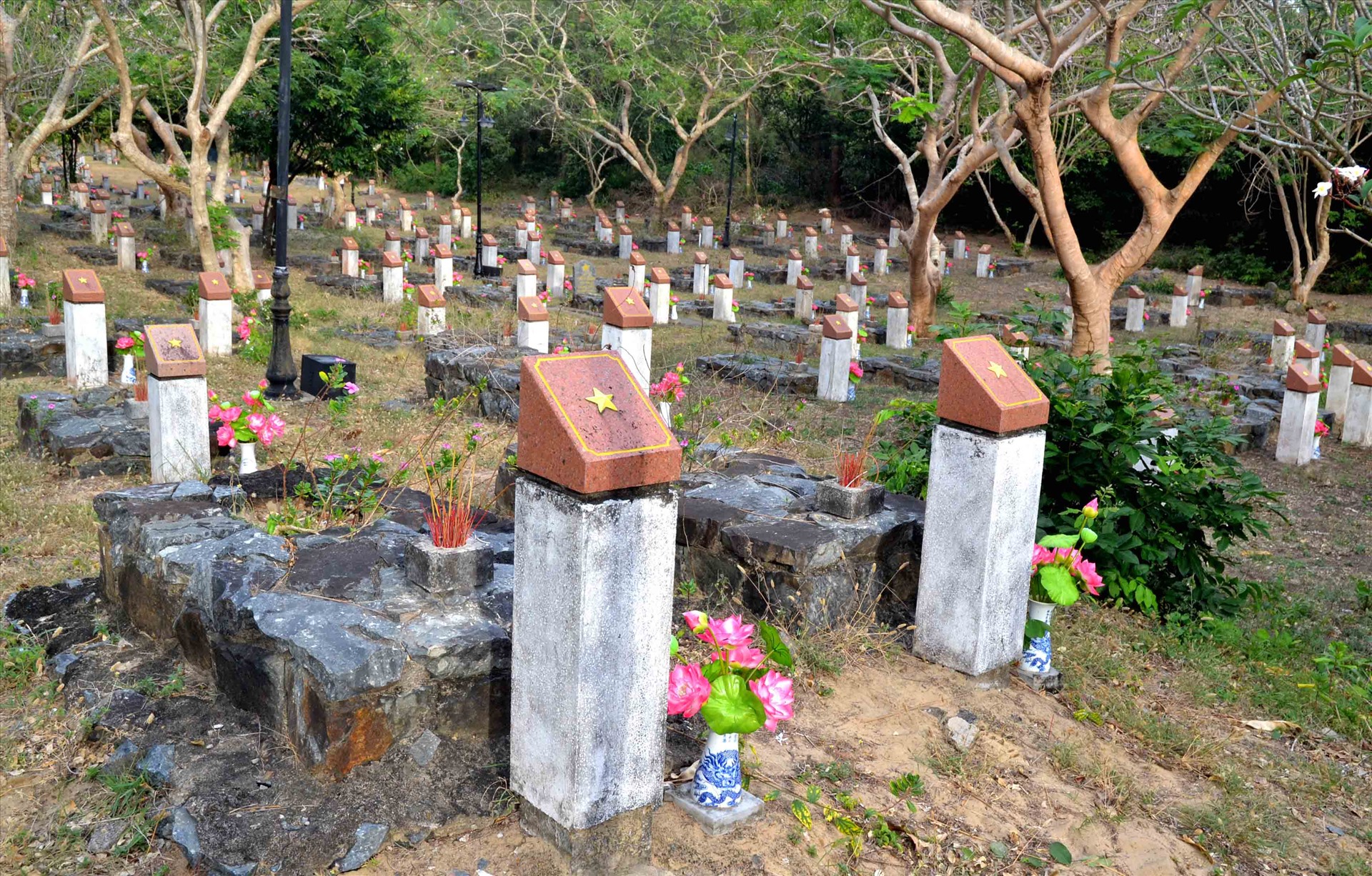 Nhiều nhà hoạt động cách mạng đã ngã xuống, thân xác chôn cất chồng chéo lên nhau tại nơi sau này là Nghĩa trang Hàng Dương. Ảnh: Lục Tùng