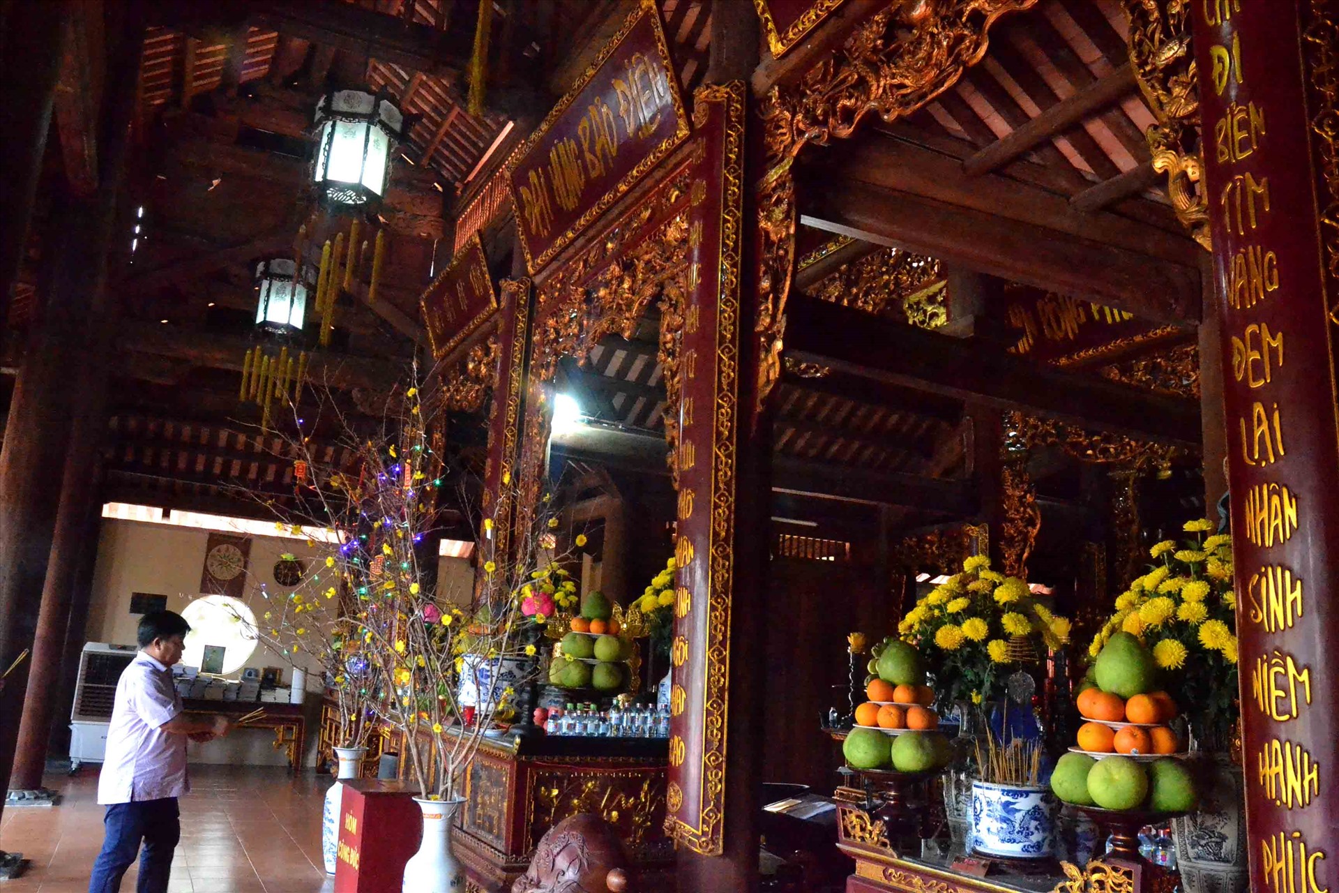 Đặc biệt bên trong chùa Vân Sơn ở Côn Đảo, lối bày trí, thờ tự càng thuần Việt, nhất là các liễng, đối đều được thể hiện bằng chữ quốc ngữ. Ảnh: Lục Tùng