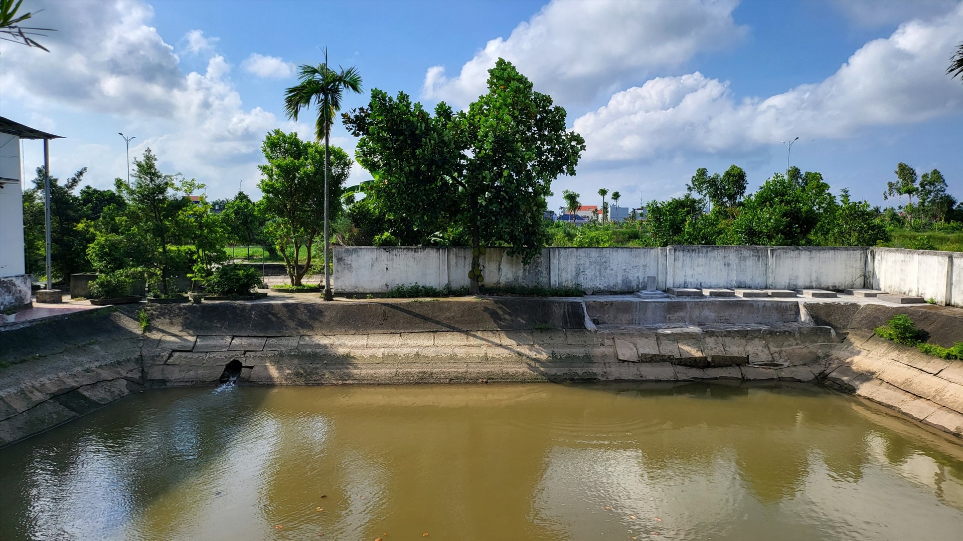 Khu vực ao chứa nước thô của Nhà máy nước Đại Thái (ở xã Đông Phương, huyện Kiến Thụy). Ảnh: Quân Vũ