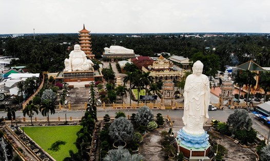 Khuôn viên chùa có 3 tượng Phật lớn: tượng Phật đứng, Phật ngồi và Phật nằm trong khuôn viên chùa, trông rất trang nghiêm, thanh tịnh.