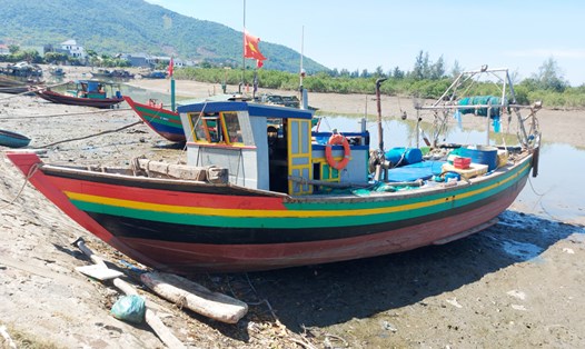 Một tàu cá dài hơn 15m đang neo tại cảng Cửa Sót (Lộc Hà, Hà Tĩnh). Ảnh: Trần Tuấn.