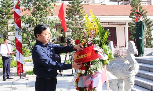 Phó Thủ tướng Trần Hồng Hà dâng hoa trước tượng đài Tổng Bí thư Nguyễn Văn Cừ. Ảnh: TTXVN