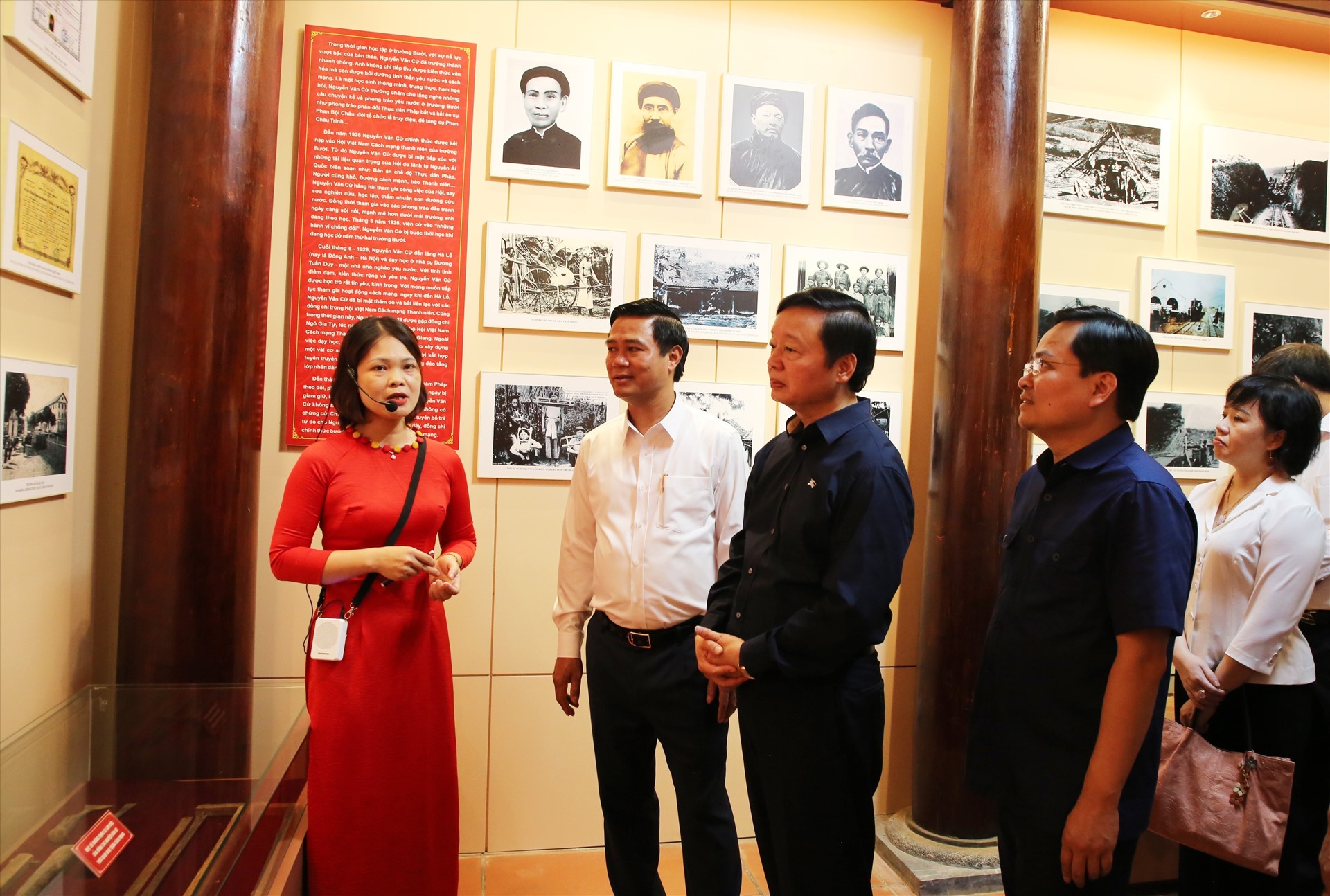 Phó Thủ tướng Trần Hồng Hà cùng các đại biểu tham quan Nhà trưng bày tại Khu lưu niệm Tổng Bí thư Nguyễn Văn Cừ. Ảnh: TTXVN