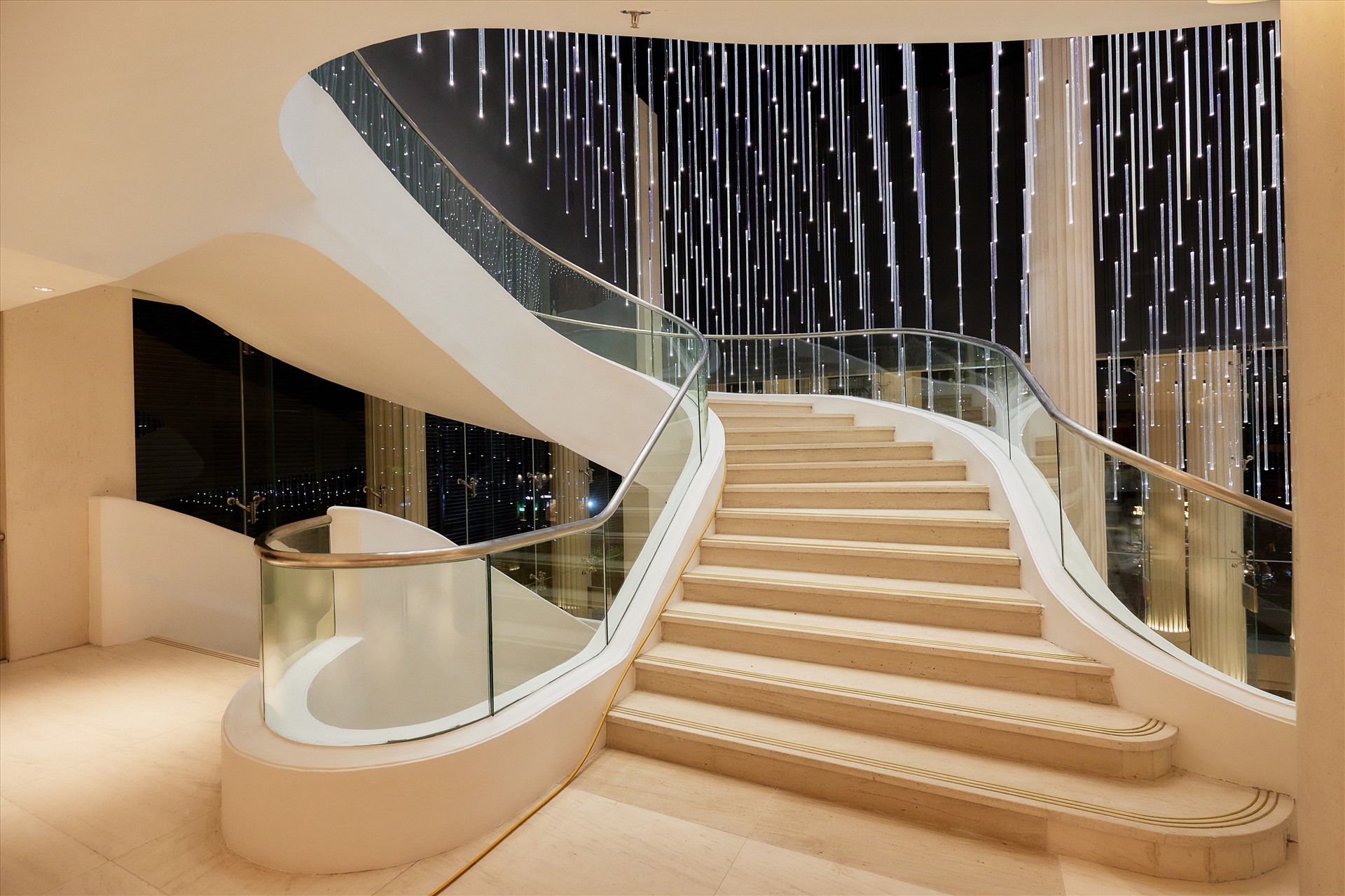 Ngoài hệ thống thang máy kép, khán giả có thể đi cầu thang hình xoắn ốc từ tầng một lên tầng 6 ở hai bên.