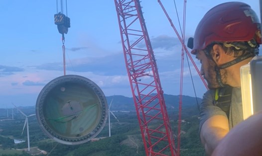 Lao động người nước ngoài làm việc tại dự án điện gió ở tỉnh Quảng Trị. Ảnh: H.Nguyên.
