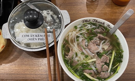 Phở ăn kèm cơm nguội. Ảnh: Phạm Linh