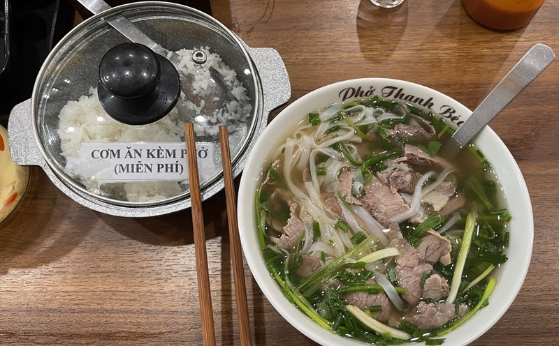 Phở ăn kèm cơm nguội. Ảnh: Phạm Linh