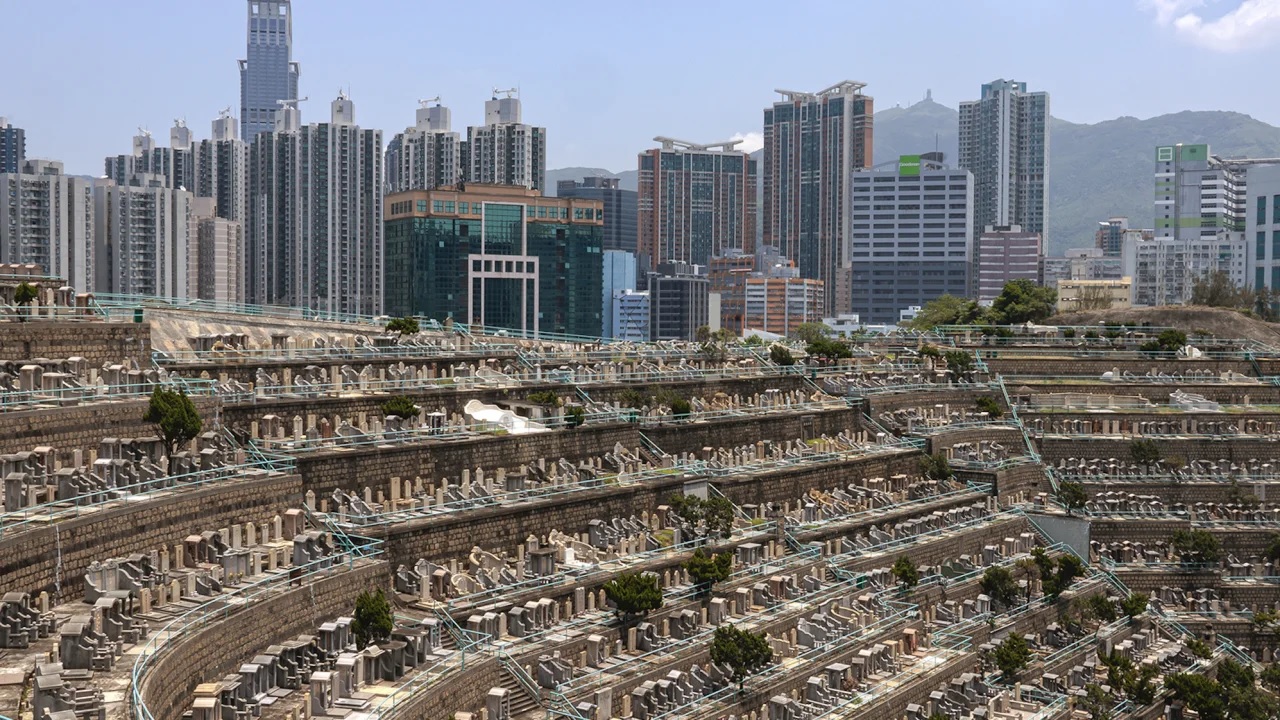 Các nghĩa trang ở Hong Kong sắp hết chỗ. Ảnh: Twitter Noemi Cassanelli