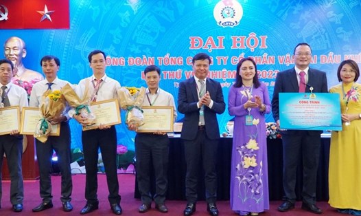 Bà Nghiêm Thuỳ Lan (thứ 3 từ phải sang) trao khen thưởng các tập thể với Công trình được gắn biển chào mừng Đại hội VII Công đoàn Dầu khí Việt Nam. Ảnh: Mai Phương