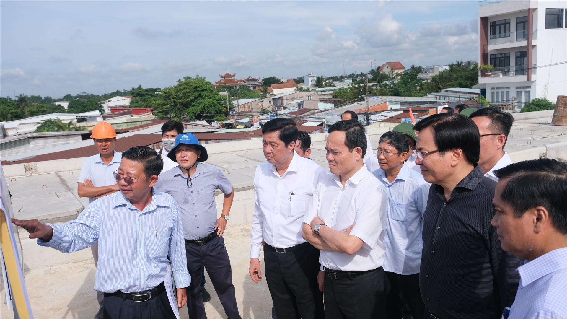 Phó Thủ tướng Trần Lưu Quang nghe đại diện Ban quản lý dự án ODA TP Cần Thơ báo cáo tiến độ xây dựng cầu Trần Hoàng Na bắc qua sông Cần Thơ. Ảnh: Phong Linh
