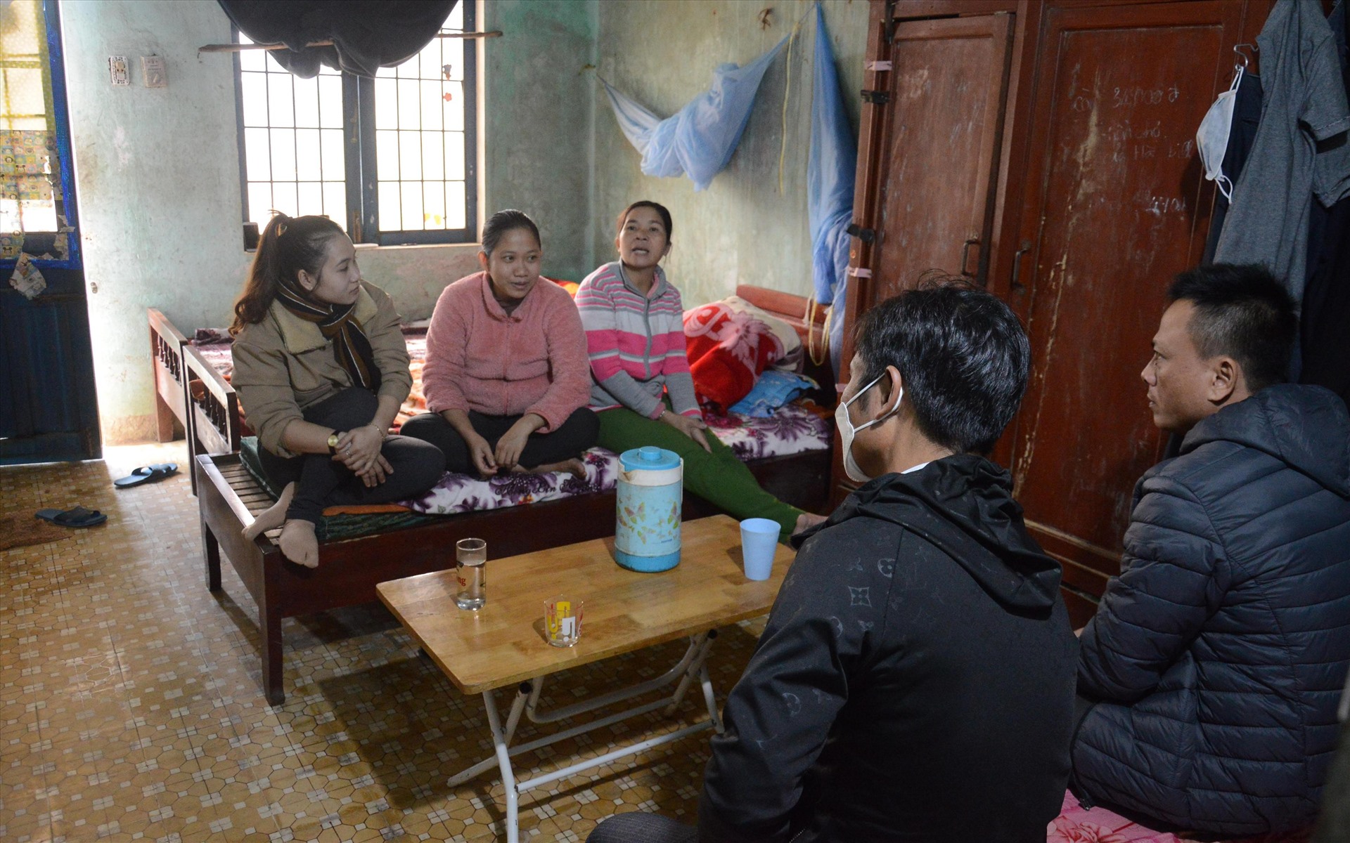 Thiếu nhà công vụ nên nhiều giáo viên ở miền núi Quảng Ngãi phải ở xen ghép, một phòng từ 3-5 người, gặp nhiều bất tiện trong sinh hoạt. Ảnh: Ngọc Viên