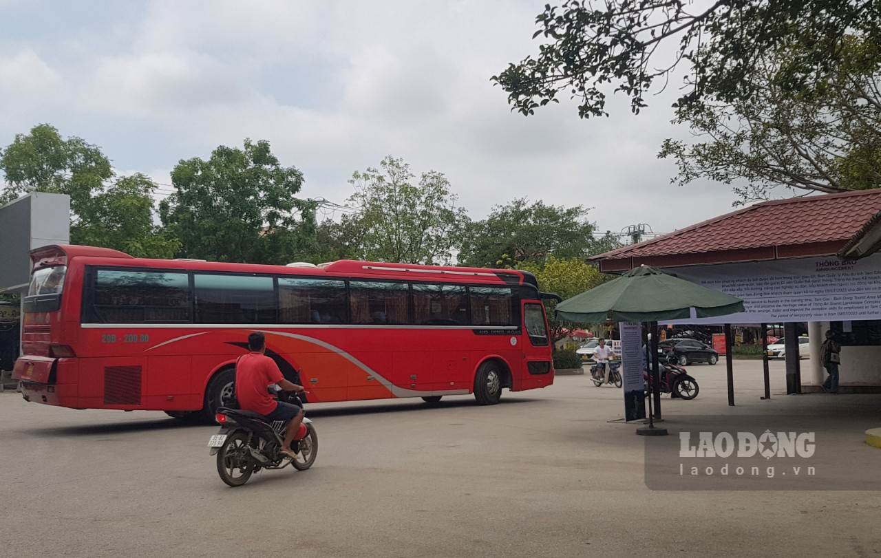 Nhiều đoàn khách phải quay đầu vì không nắm được thông tin Khu du lịch Tam Cốc - Bích Động tạm dừng đón khách. Ảnh: Diệu Anh