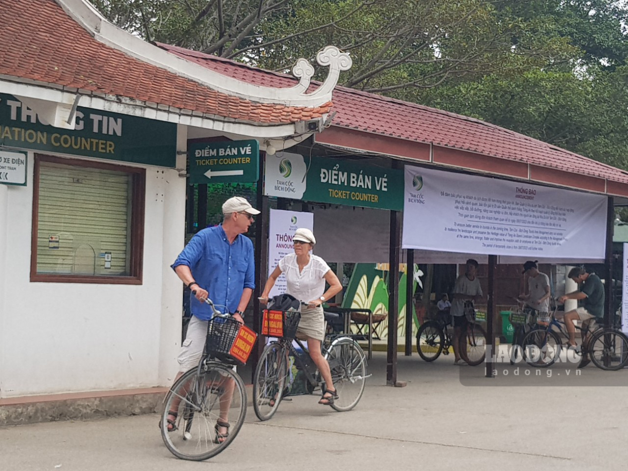 Vì không nắm được thông tin nên nhiều du khách quốc tế đến Khu du lịch Tam Cốc - Bích Động vào sáng ngày 9.7 phải quay đầu. Ảnh: Diệu Anh