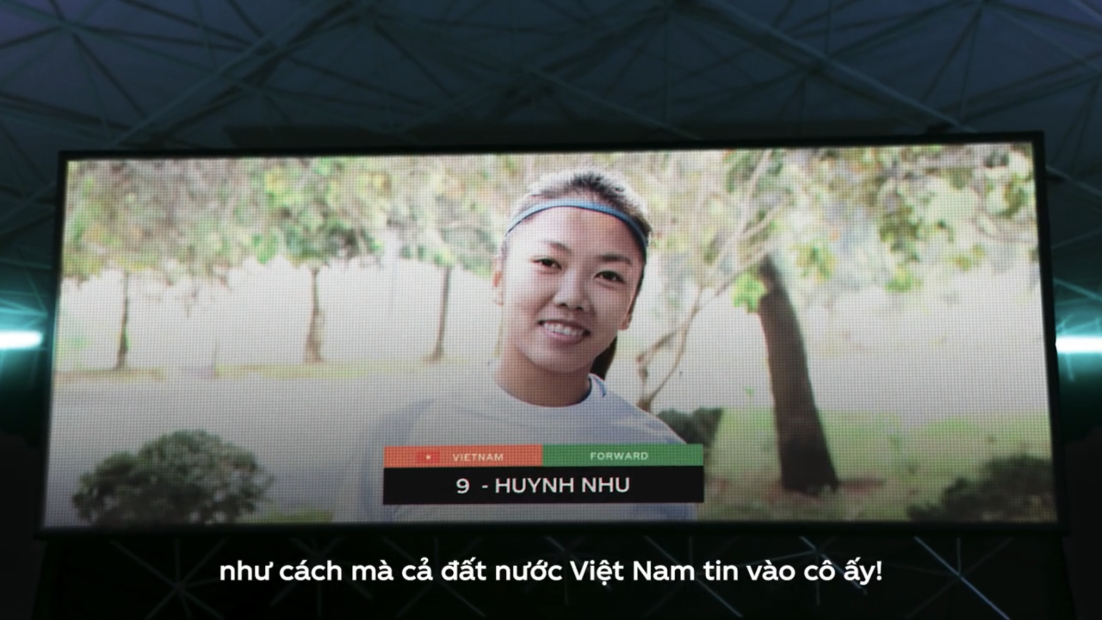 Tiền đạo Huỳnh Như xuất hiện trong video quảng cáo xu hướng toàn cầu. Ảnh cắt từ video