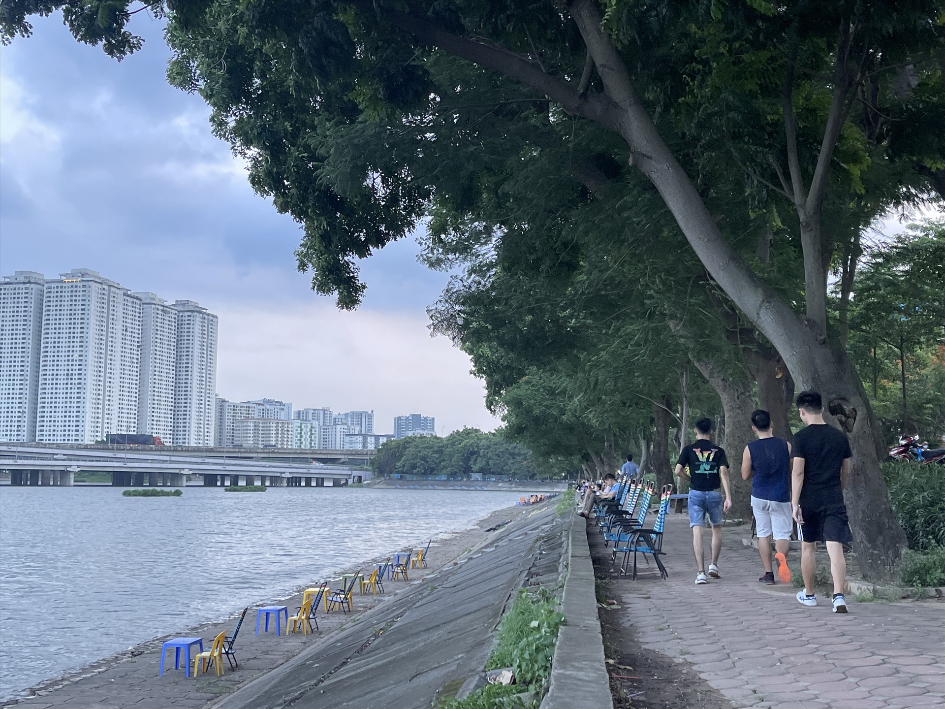 Hàng quán tự phát biến hồ Linh Đàm như 