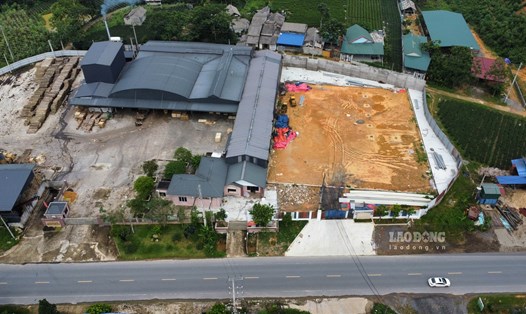 Hiện trạng xưởng gỗ và các hạng mục công trình lấn chiếm, đấu nối trái phép vào tuyến Thái Nguyên - Chợ Mới (chụp tháng 7.2023). Ảnh: Nguyễn Tùng