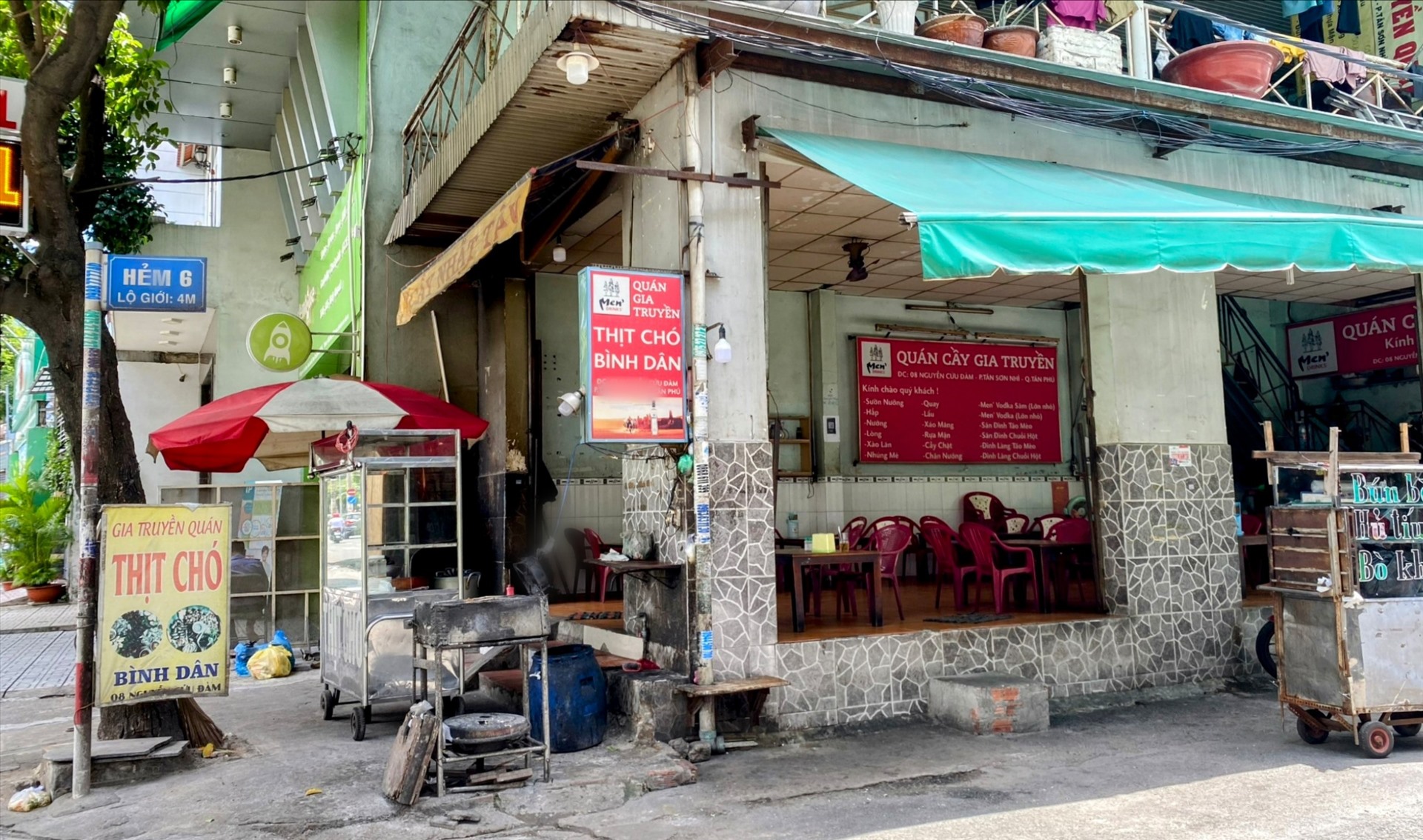 Một quán bán thịt chó tại quận Tân Phú thưa thớt khách. Ảnh: Anh Tú