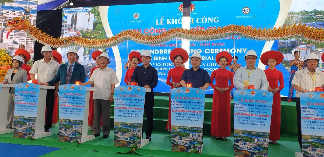 Nguyên Chủ tịch Quốc hội Nguyễn Sinh Hùng, Phó Thủ tướng Trần Hồng Hà cùng lãnh đạo một số bộ ngành, địa phương, doanh nghiệp thực hiện nghi thức khởi công Khu công nghiệp Gia Bình II. Ảnh: VGP

