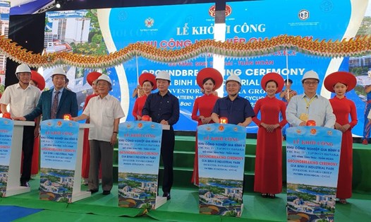 Nguyên Chủ tịch Quốc hội Nguyễn Sinh Hùng, Phó Thủ tướng Trần Hồng Hà cùng lãnh đạo một số bộ ngành, địa phương, doanh nghiệp thực hiện nghi thức khởi công Khu công nghiệp Gia Bình II. Ảnh: VGP

