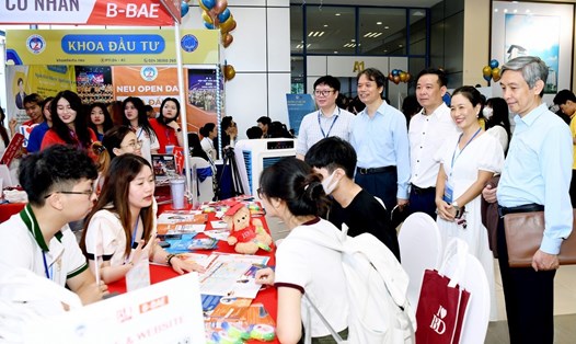 Học sinh tham dự Ngày hội tư vấn tuyển sinh hướng nghiệp 2023 của Trường Đại học Kinh tế Quốc dân. Ảnh: Vân Trang